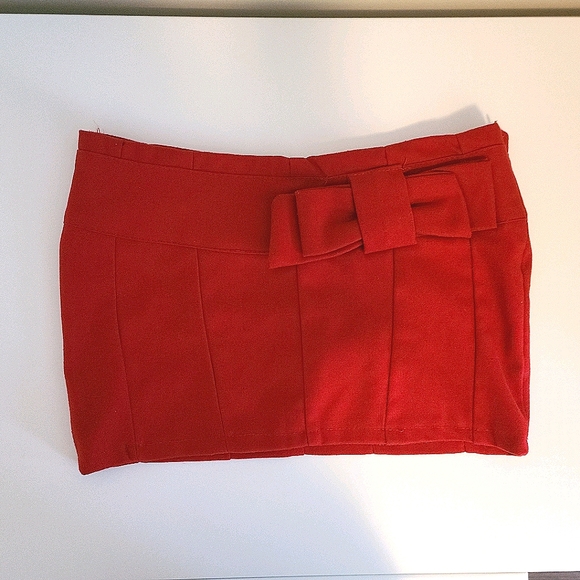 Red mini skirt - Picture 1 of 2